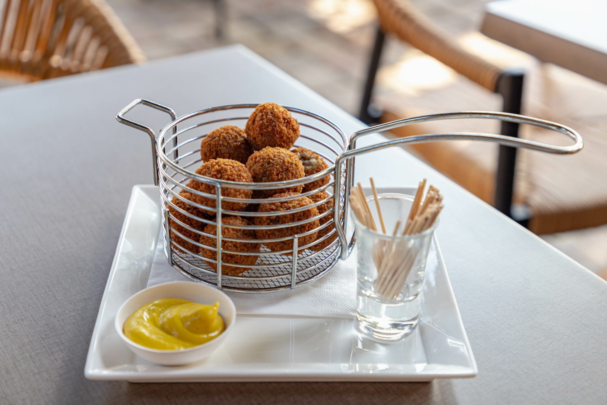 SNX bitterballen op het terras
